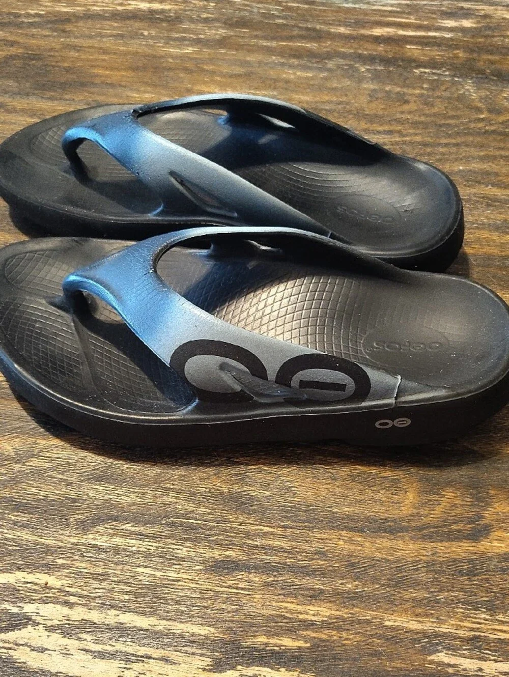 OOFOS Men’s Black and Blue Oofoam Recovery Flipflops Sandals